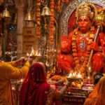 हनुमान जी की आरती करते हुए भक्त और मंदिर का भक्ति वातावरण
