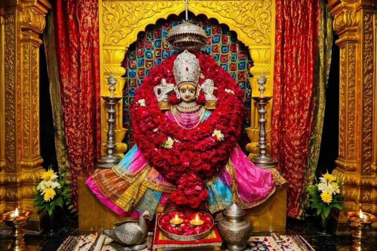 चित्तौड़गढ़ किले के अंदर बाण माताजी मंदिर, आरती के समय मंदिर का दृश्य