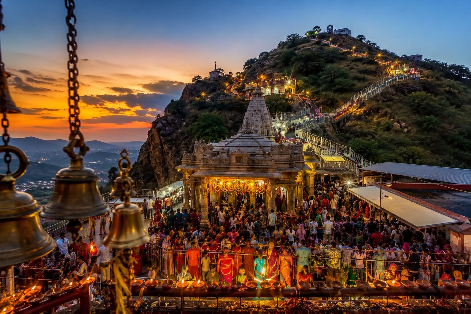 राजस्थान के सीकर स्थित जीण माता मंदिर में आरती का दिव्य दृश्य